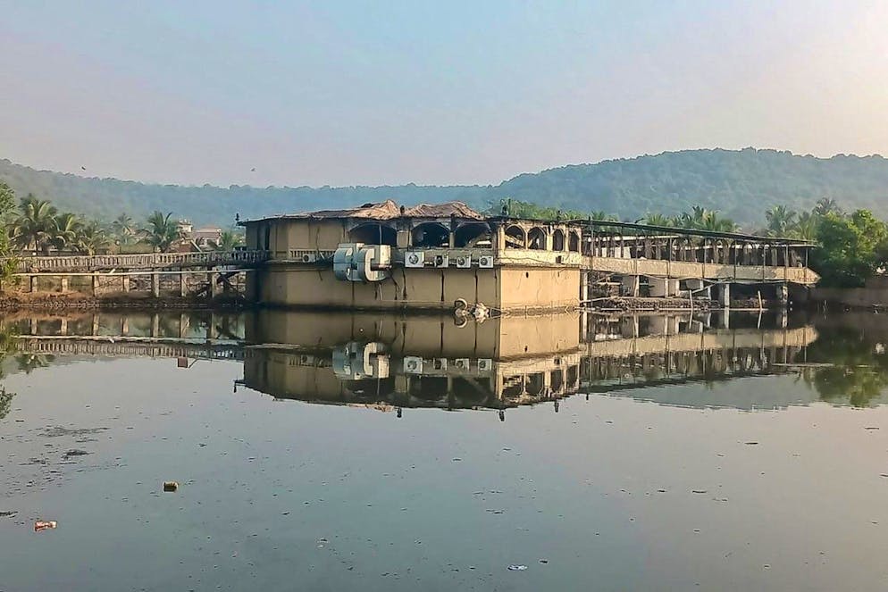 Les vestiges de la discothèque incendiée après qu’un feu s’est déclaré peu après minuit à Goa, le 7 décembre 2025.