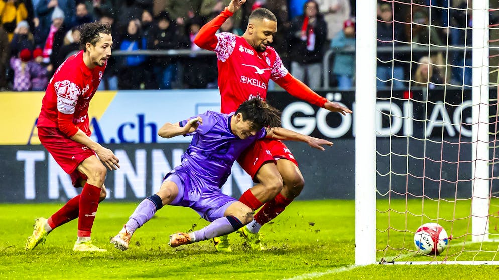 Basel celebrate a shower victory. Tsunemoto shocks Winterthur with last-minute goal