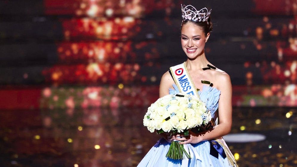 Hinaupoko Devèze, Miss Tahiti, a été sacrée Miss France 2026 au Zénith d’Amiens ce samedi 6 décembre.