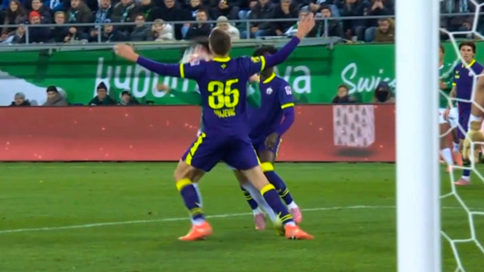 Neues Bild aufgetaucht. Schiri-Experte Klossner rudert nach VAR-Kritik zurück: «Wohl kein Handspiel»