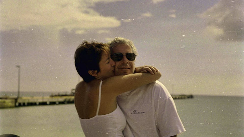 Negli Stati Uniti. Epstein avrebbe fatto arrivare una giovane ballerina dalla Svizzera