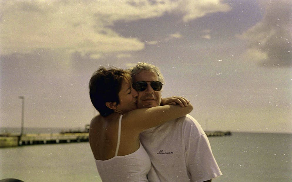 L'imprenditore milionario Jeffrey Epstein con la sua confidente Ghislaine Maxwell (foto d'archivio).