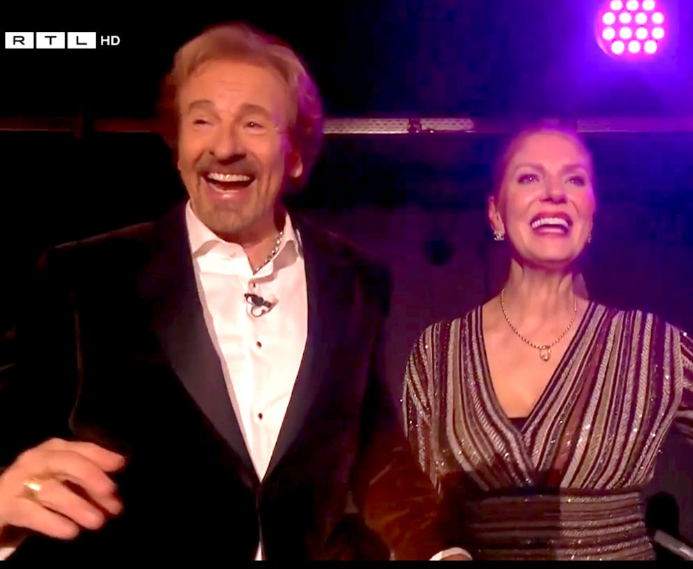 Gezeichnet, aber professionell lächelnd: Thomas Gottschalk bei seinem letzten grossen TV-Auftritt in «Denn sie wissen nicht, was passiert» mit Frau Karina.