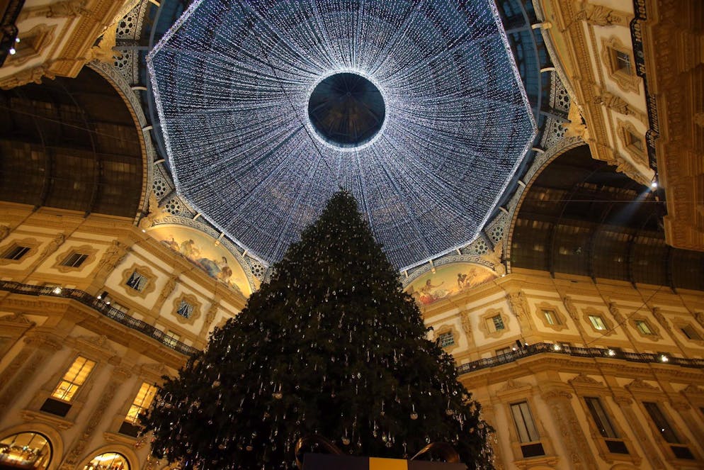 Beeindruckende Weihnachtsbäume aus aller Welt - Gallery. Moderne Inszenierung in Mailands berühmter Einkaufsgalerie: Der Weihnachtsbaum - hier im Dezember 2016 - wird glamourös mit LED-Lichtern beleuchtet und luxuriösen Ornamenten von Marken wie Cartier oder Swarovski verziert. (Archivbild)