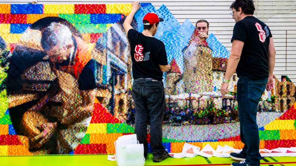 Fresque en Lego: Yverdon-les-Bains s'empare du record du monde - Gallery. La fresque représente des lieux emblématiques de la région du Nord vaudois.