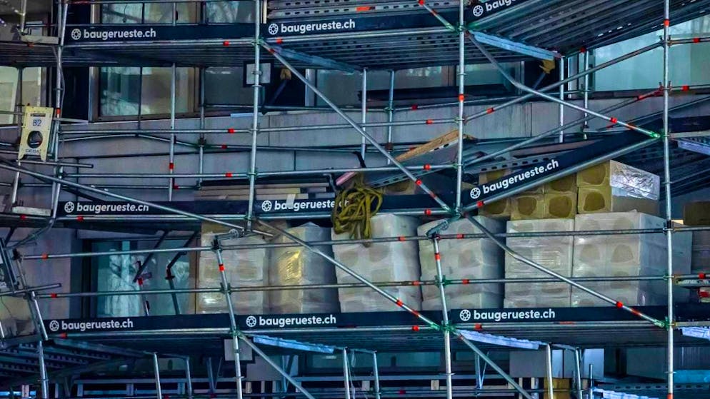 Scaffolding on high-rise building in Zurich-Oerlikon threatens to collapse - Gallery. The scaffolding on the Zurich high-rise has already collapsed in certain places.