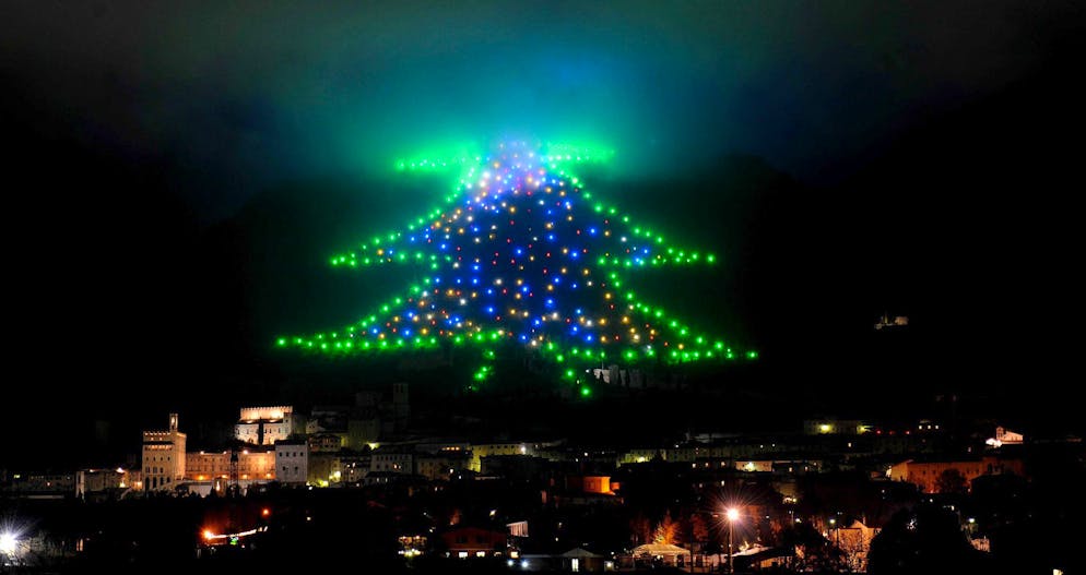 Beeindruckende Weihnachtsbäume aus aller Welt - Gallery. Der Baum so gross wie ein Berg: Eine 750 Meter hohe Lichtinstallation mit Hunderten Leuchtpunkten erstrahlt im Dezember 2009 am Berghang im italienischen Gubbio. (Archivbild)