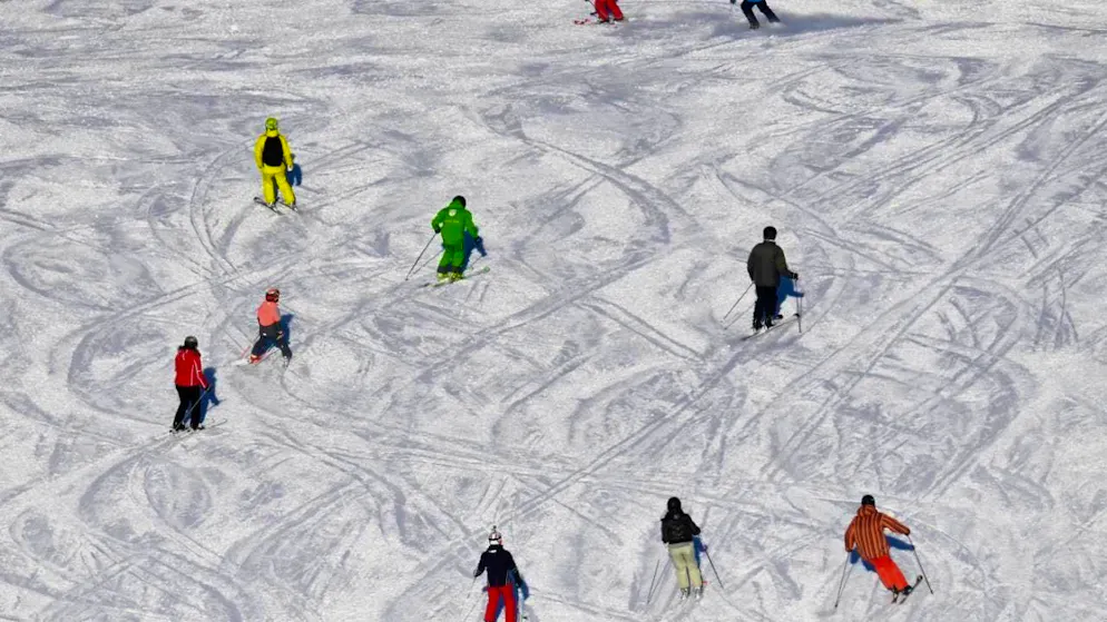 ARCHIVE - Skiers skiing in the sunshine on a ski slope. Photo: Angelika Warmuth/dpa