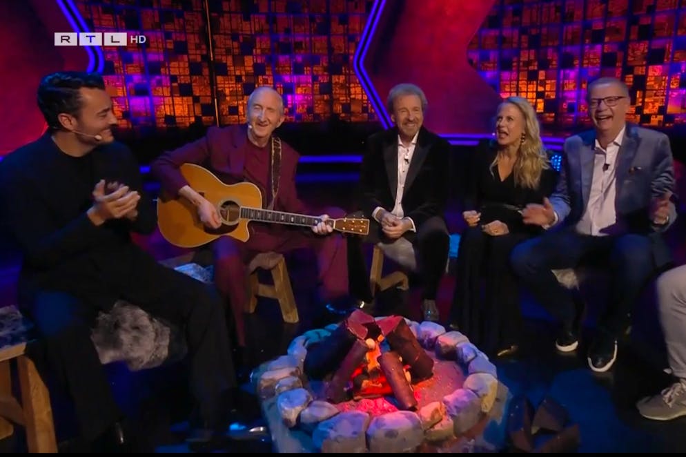 Ein inszeniertes Lagerfeuer für den letzten Mann, der das TV-Lagerfeuer noch am Leben erhalten hat: Gottschalk mit Mike Krüger, Giovanni Zarrella, Barbara Schöneberger und Günther Jauch.