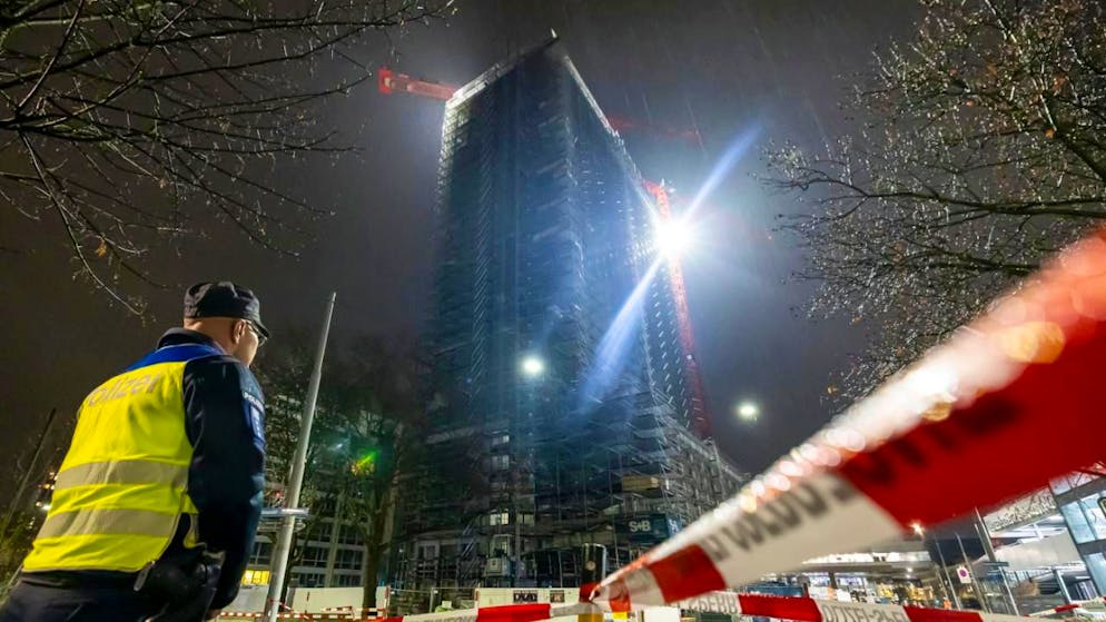 Baugerüst an Hochhaus in Zürich-Oerlikon droht einzustürzen - Gallery. Das Baugerüst des Hochhauses in Zürich-Oerlikon ist instabil, es besteht die Möglichkeit, dass es einstürzt.