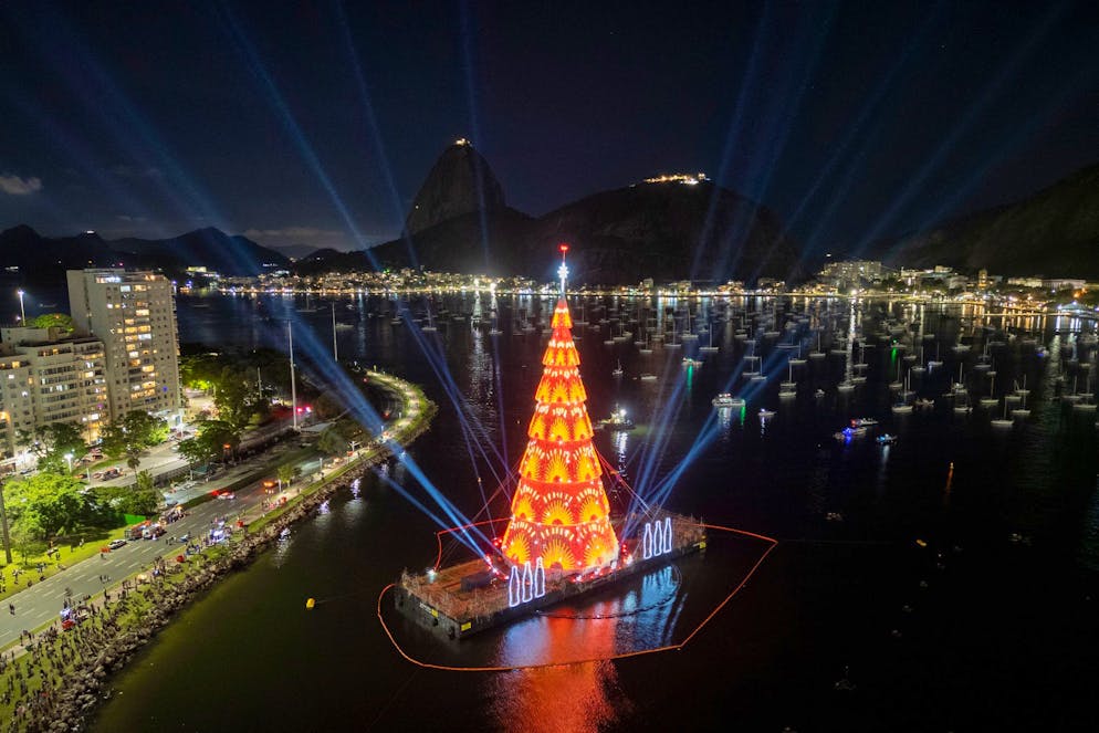 Beeindruckende Weihnachtsbäume aus aller Welt - Gallery. Der schwimmende Weihnachtsbaum am Strand von Botafogo in Rio de Janeiro: Die rund 80 Meter hohe, spektakulär beleuchtete Installation auf dem Wasser gilt als Comeback des berühmten «Flutuante». (Archivbild)