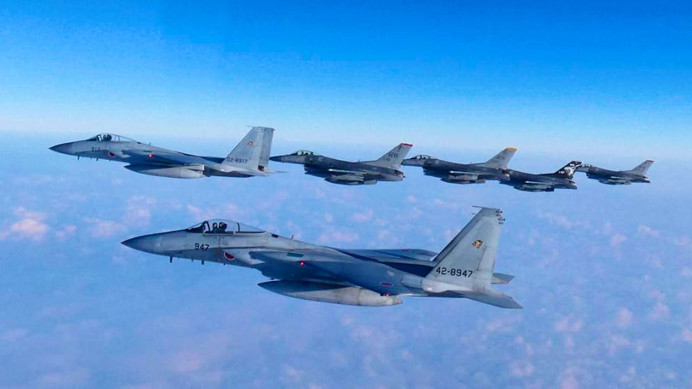 HANDOUT - Dieses vom Führungsstab der japanischen Selbstverteidigungskräfte veröffentlichte Foto zeigt zwei F-15-Kampfflugzeuge der japanischen Selbstverteidigungskräfte und vier F-16-Kampfflugzeuge der US-Luftwaffe während einer gemeinsamen Luftwaffenübung. Foto: Uncredited/Joint Staff of the Japanese Self-Defense Force/AP/dpa - ACHTUNG: Nur zur redaktionellen Verwendung und nur mit vollständiger Nennung des vorstehenden Credits