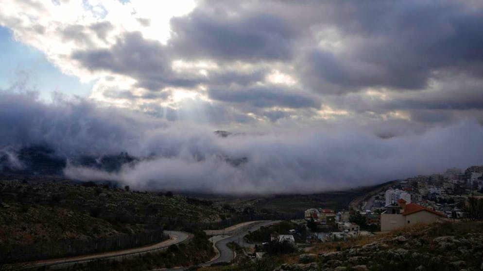 ARCHIV - Nebel liegt auf dem Gebiet in der Pufferzone in der Nähe der sogenannten Alpha-Linie, welche die von Israel kontrollierten Golanhöhen von Syrien trennt. Foto: Matias Delacroix/AP/dpa/Archivbild