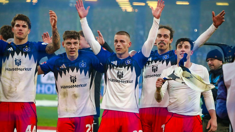 Muheim und Co. lassen sich nach dem Derby-Sieg von den Fans feiern.