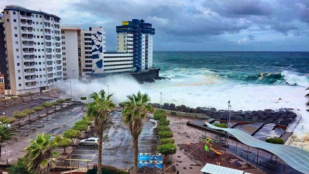 ARCHIVE - High waves hit the northwest coast of Tenerife. Photo: Cedida/Europa Press/dpa