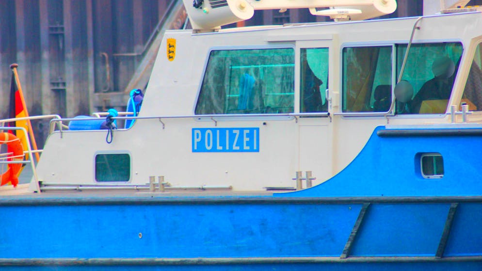 Die Wasserschutzpolizei konnte nur noch die Leiche des 82-Jährigen aus dem Rhein bergen.
