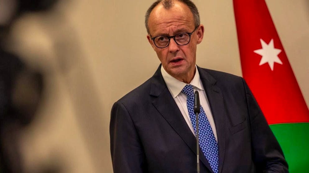 Federal Chancellor Friedrich Merz (CDU) speaks during a press statement in Aqaba. Photo: Michael Kappeler/dpa