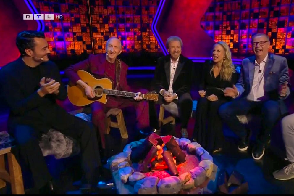 A staged bonfire for the last man to keep the TV bonfire alive: Gottschalk with Mike Krüger, Giovanni Zarrella, Barbara Schöneberger and Günther Jauch.