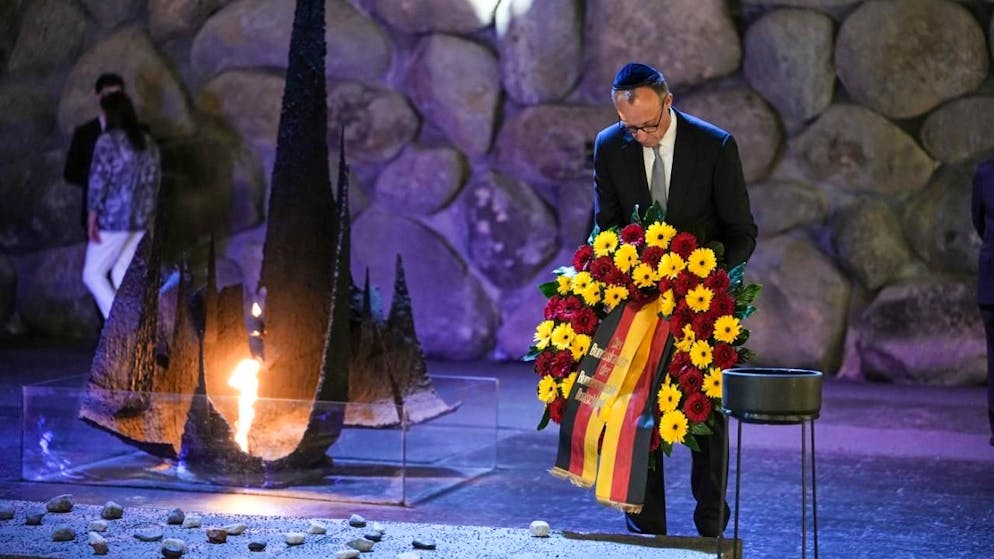Der deutsche Bundeskanzler Friedrich Merz (CDU) in der Halle der Erinnerungen der Holocaust-Gedenkstätte Yad Vashem. Foto: Michael Kappeler/dpa