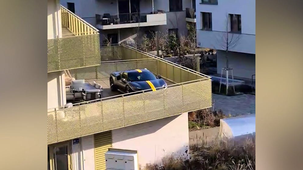 Verwaltung greift ein. Mann lässt Ferrari aus Parkplatz-Not auf Terrasse heben – jetzt droht Ärger