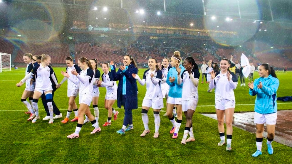 The FCZ women celebrate their derby win against Grasshoppers at the Letzigrund