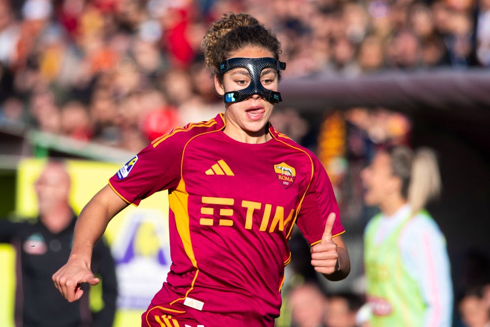 Pilgrim spielt nach ihrem Nasenbeinbruch mit Maske. 