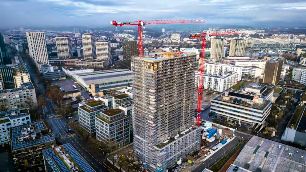 A Zurich-Oerlikon, les forces d'intervention sont mobilisées depuis dimanche autour d'un échafaudage instable haut de 80 mètres.