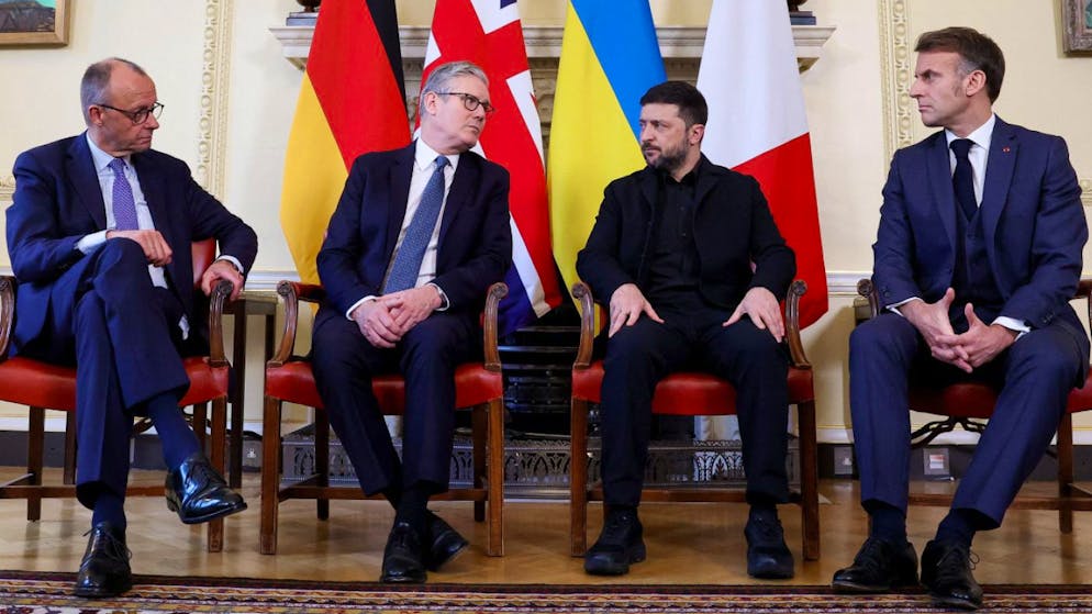 Der deutsche Bundeskanzler Friedrich Merz (v.l.n.r.), der britische Premierminister Keir Starmer, der ukrainische Präsident Wolodymyr Selenskyj und der französische Präsident Emmanuel Macron treffen sich in der Downing Street 10.
