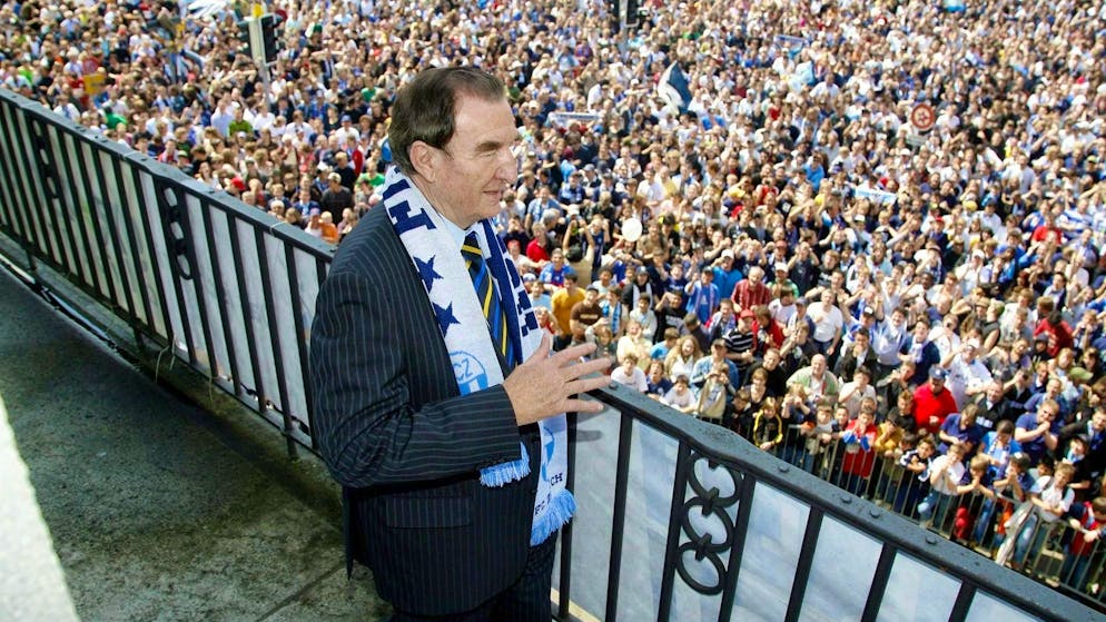 On May 14, 2006, the then FCZ president Sven Hotz performs his "master dance".