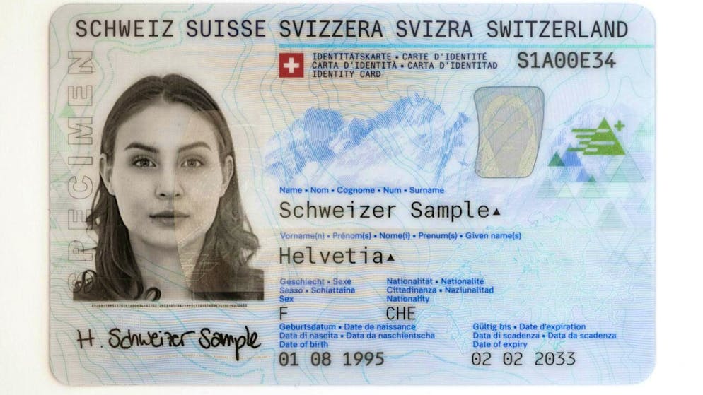 Ecco la risposta del Governo. Rabbia dell'UDC per la «nuova» carta d'identità: «I cittadini svizzeri sono inorriditi»