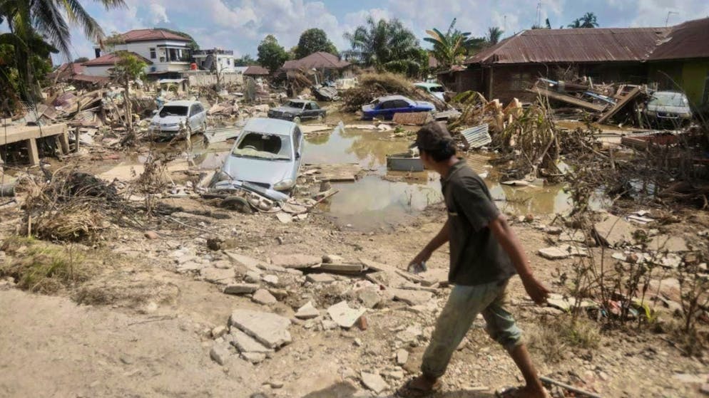 dpatopbilder - Car wrecks lie in an area devastated by a flash flood on the island of Sumatra. Photo: Binsar Bakkara/AP/dpa