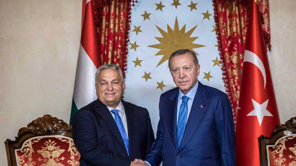 Il presidente turco Recep Tayyip Erdogan (a destra) con il premier ungherese Viktor Orban a Istanbul