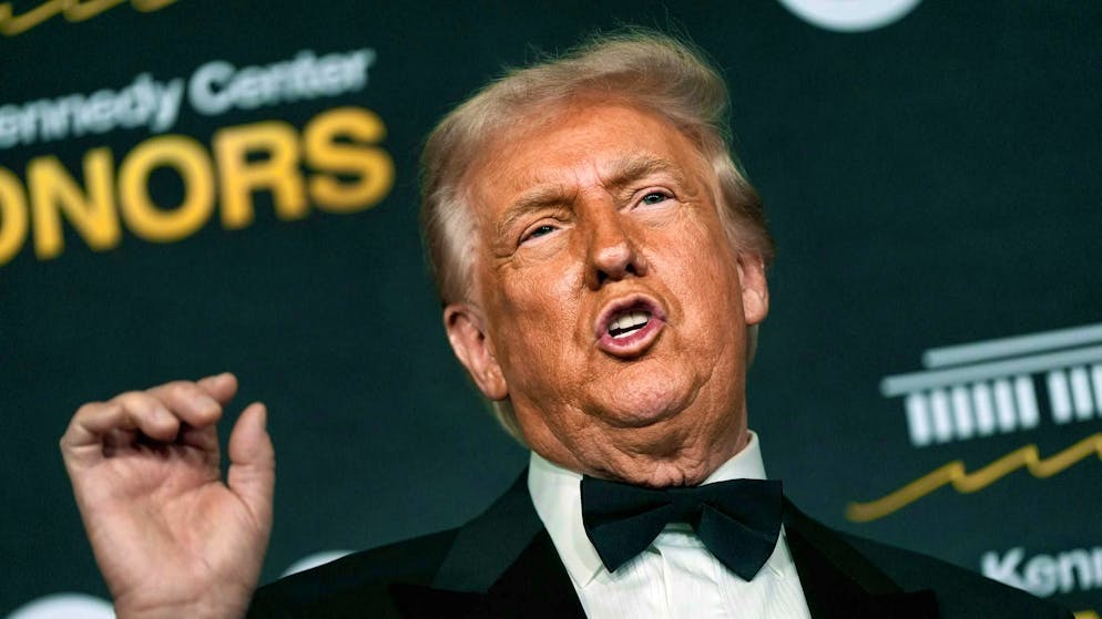 Da spettatore a presentatore. Trump sale a sorpresa sul palco dei Kennedy Center Honors: «Sarò solo me stesso»