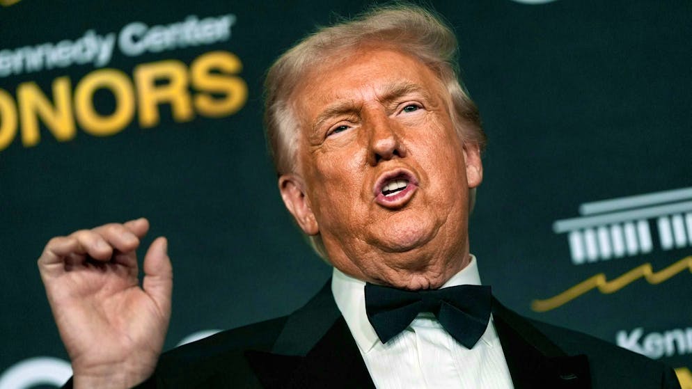 Trump partecipa come presentatore sul palco dei Kennedy Center Honors. Il repubblicano però ha messo in atto uno stravolgimento culturale del rinomato centro di arti performative.