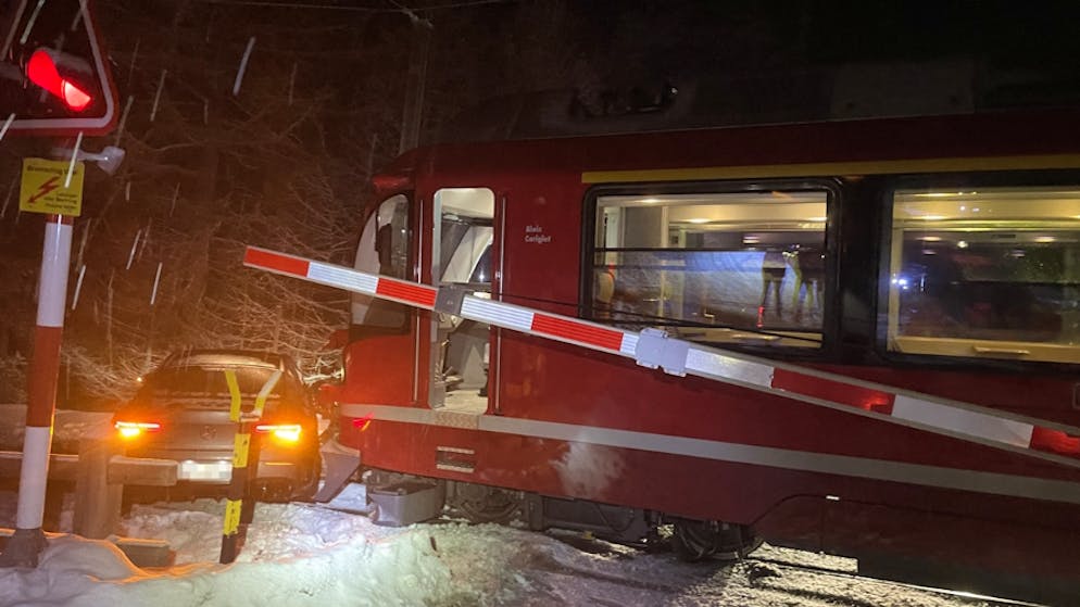 Pontresina GR. Auto rutscht mit Sommerreifen auf Gleis – und kollidiert mit Zug