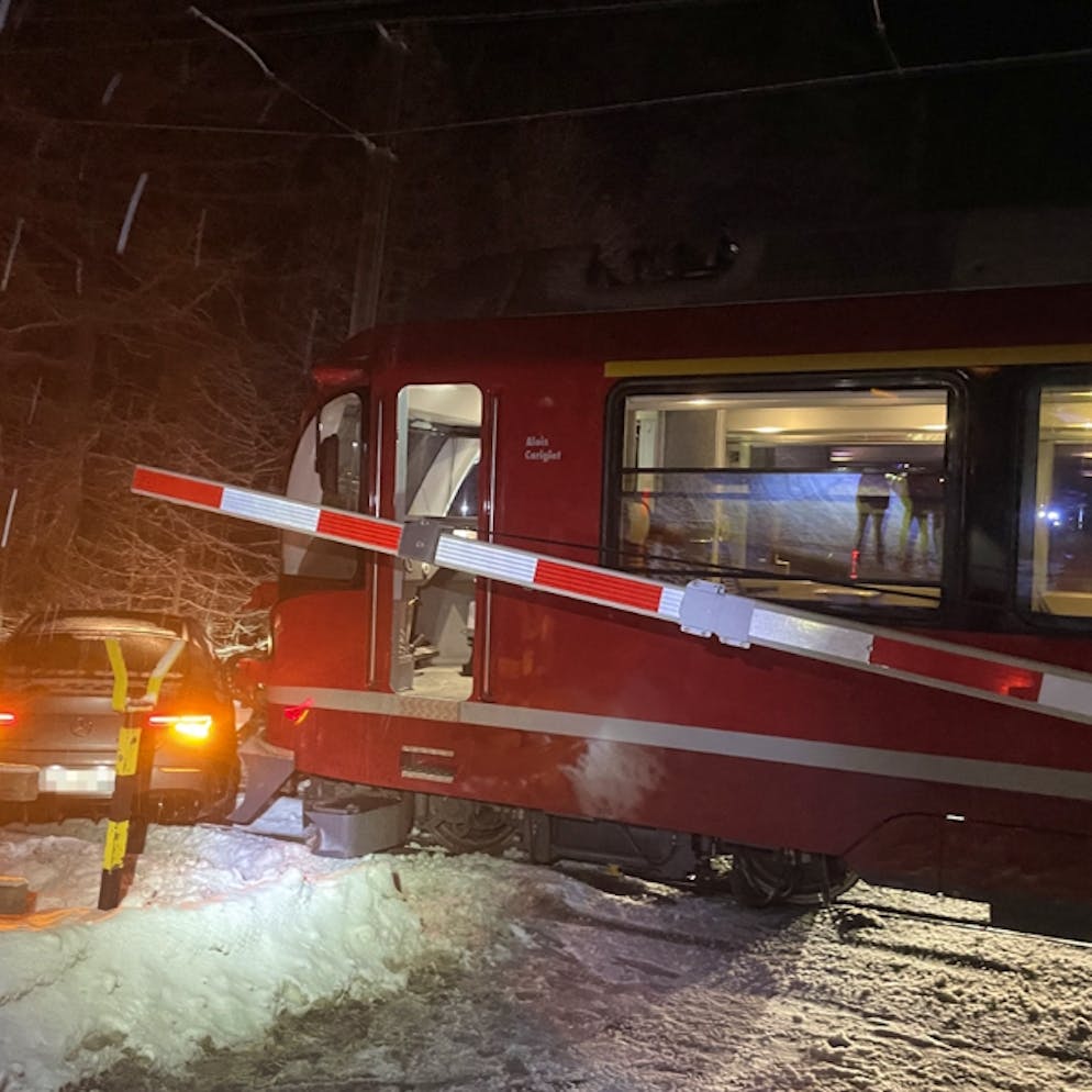 Pontresina GR. Auto rutscht mit Sommerreifen auf Gleis – und kollidiert mit Zug