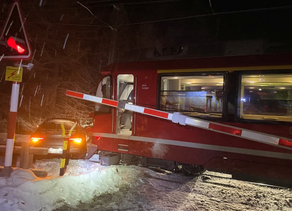 Aufgrund der unpassenden Bereifung rutschte das Auto unter die geschlossene Bahnschranke.
