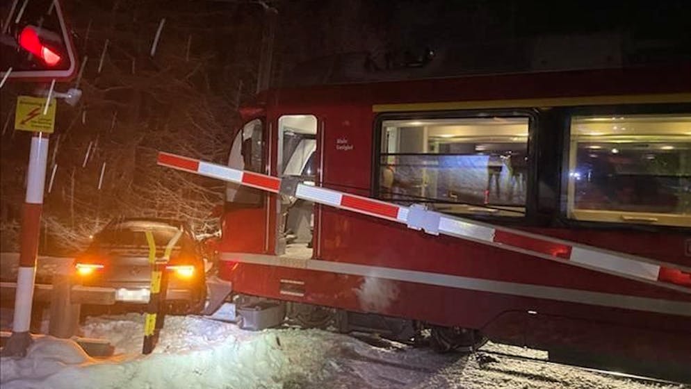 Grigioni. Treno della Ferrovia retica colpisce un'auto rimasta bloccata sui binari