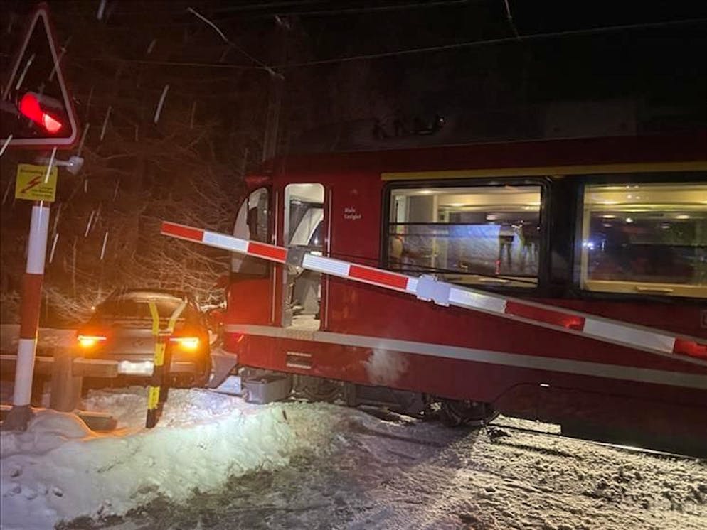 Domenica un'auto si è bloccata a un passaggio a livello vicino a Pontresina scontrandosi col treno