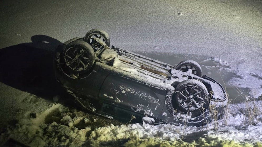 San Bernardino. Car with summer tires ends up on its roof in the snow
