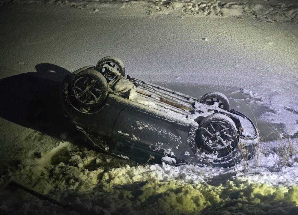 Das Auto kam letztlich auf dem Dach liegend zum Stillstand.