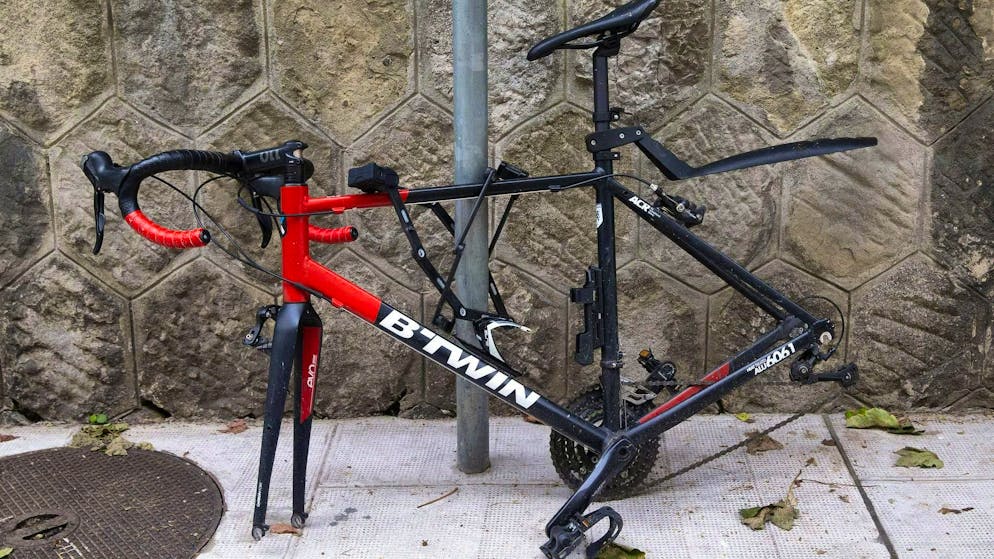 Des milliers de vélos sont volés chaque année dans le canton de Berne. On sait désormais qui est présumé responsable d'une partie des vols. (image symbolique)