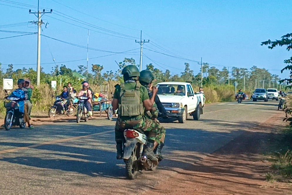 Des soldats cambodgiens circulent à moto tandis que des habitants évacuent la zone après des affrontements le long de la frontière entre le Cambodge et la Thaïlande, dans la province de Preah Vihear, le 8 décembre 2025.