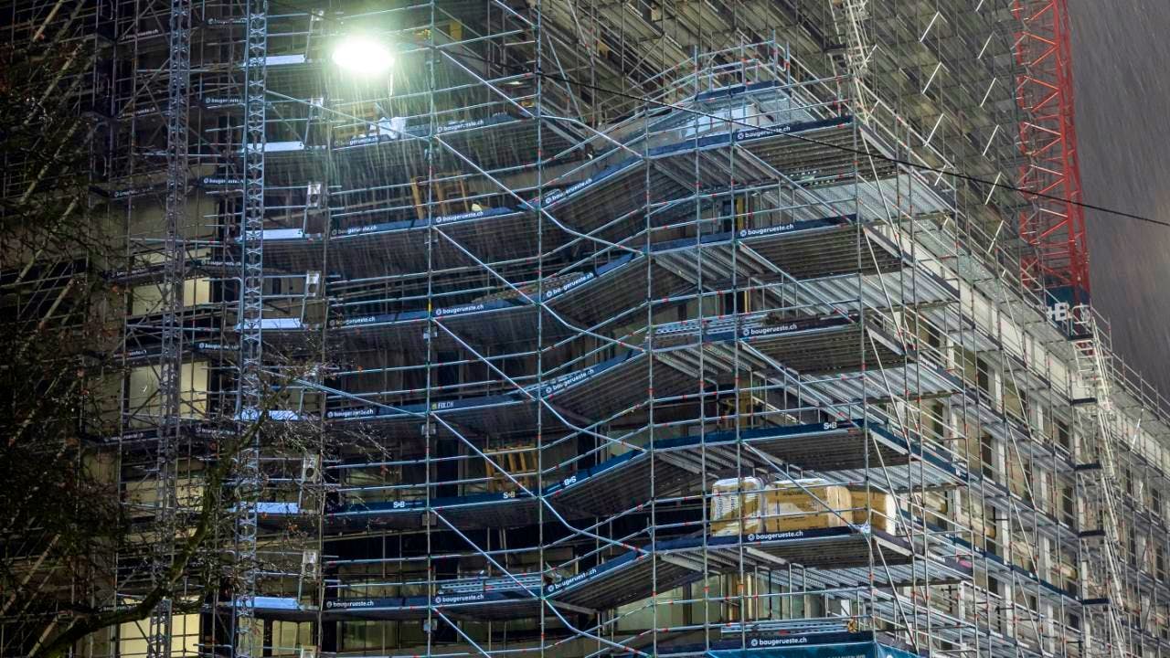 Baustelle. Abbauarbeiten an Hochhaus-Gerüst in Zürich dauern an