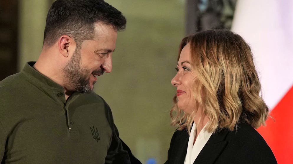 Italiens  Ministerpräsidentin Giorgia Meloni im Gespräch mit Wolodymyr Selenskyj.