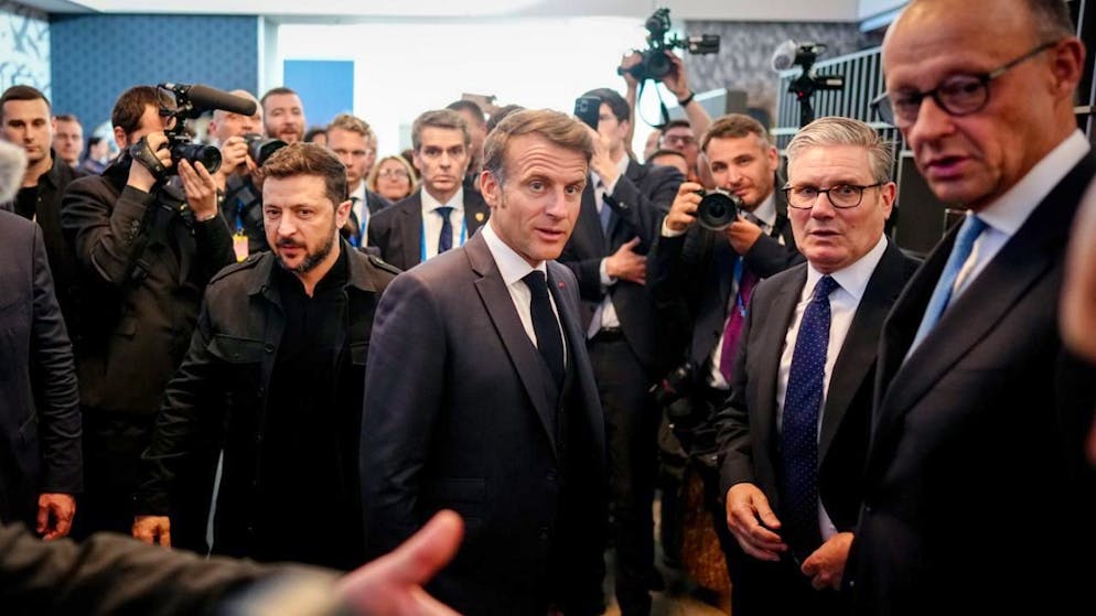 ARCHIV - Wolodymyr Selenskyj (l-r), Präsident der Ukraine, Frankreichs Präsident Emmanuel Macron, Keir Starmer, Premierminister von Großbritannien, und Bundeskanzler Friedrich Merz (CDU) treffen sich in Den Haag im Delegationshotel am Rande des Nato-Gipfels. Foto: Kay Nietfeld/dpa