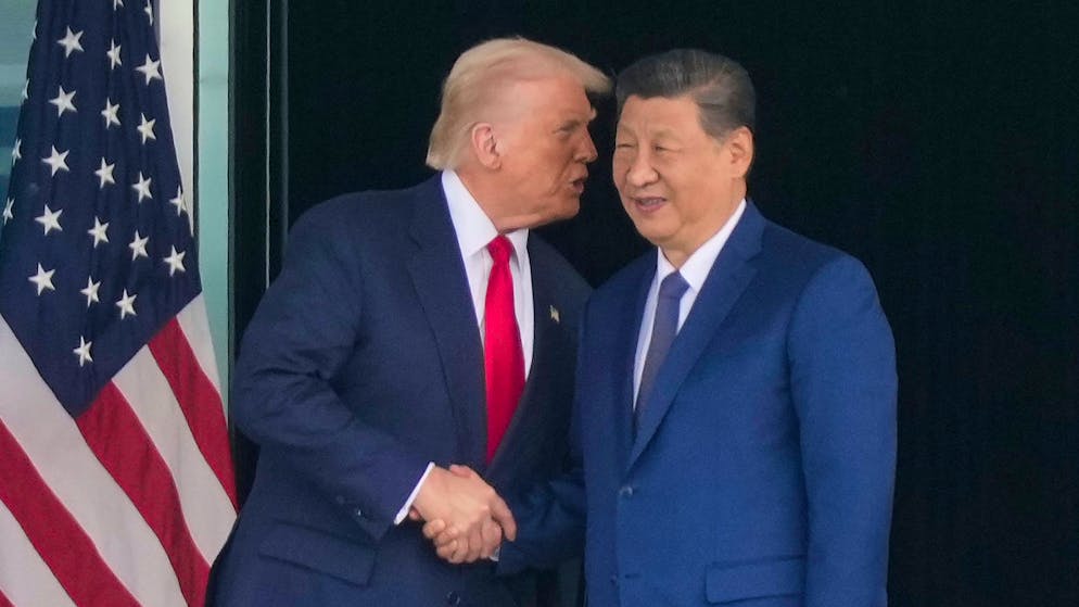 US-Präsident Donald Trump (l.) und Chinas Staatschef Xi Jinping nach ihrem Treffen in Südkorea am 30. Oktober 2025.