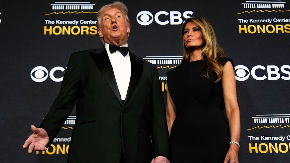 Gala im Kennedy Center mit Novum: Trump auf der Bühne - Gallery. Bei den diesjährigen Auszeichnungen im Kennedy Center sind US-Präsident Donald Trump und First Lady Melania Trump dabei – anders als früher.