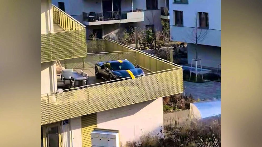 Ecco il video!. Non trova parcheggio dunque fa sollevare e piazzare la sua auto sul terrazzo di casa