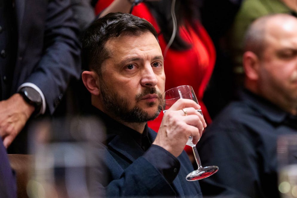 epa12461035 President of Ukraine Volodymyr Zelensky participates in a bilateral meeting with US President Trump in the Cabinet Room of the White House in Washington, D.C., USA, 17 October 2025. Ukrainian President Zelensky is visiting the United States as Trump pursues a peace deal in the Russia-Ukraine war. EPA/AARON SCHWARTZ / POOL